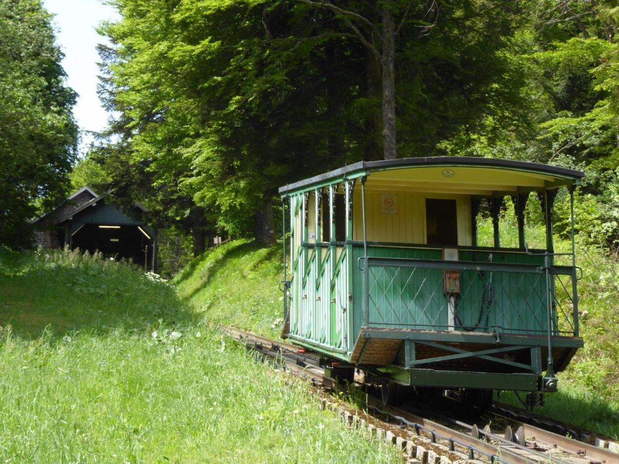 Frankreichs älteste elektrische Standseilbahn in Mont-Dore