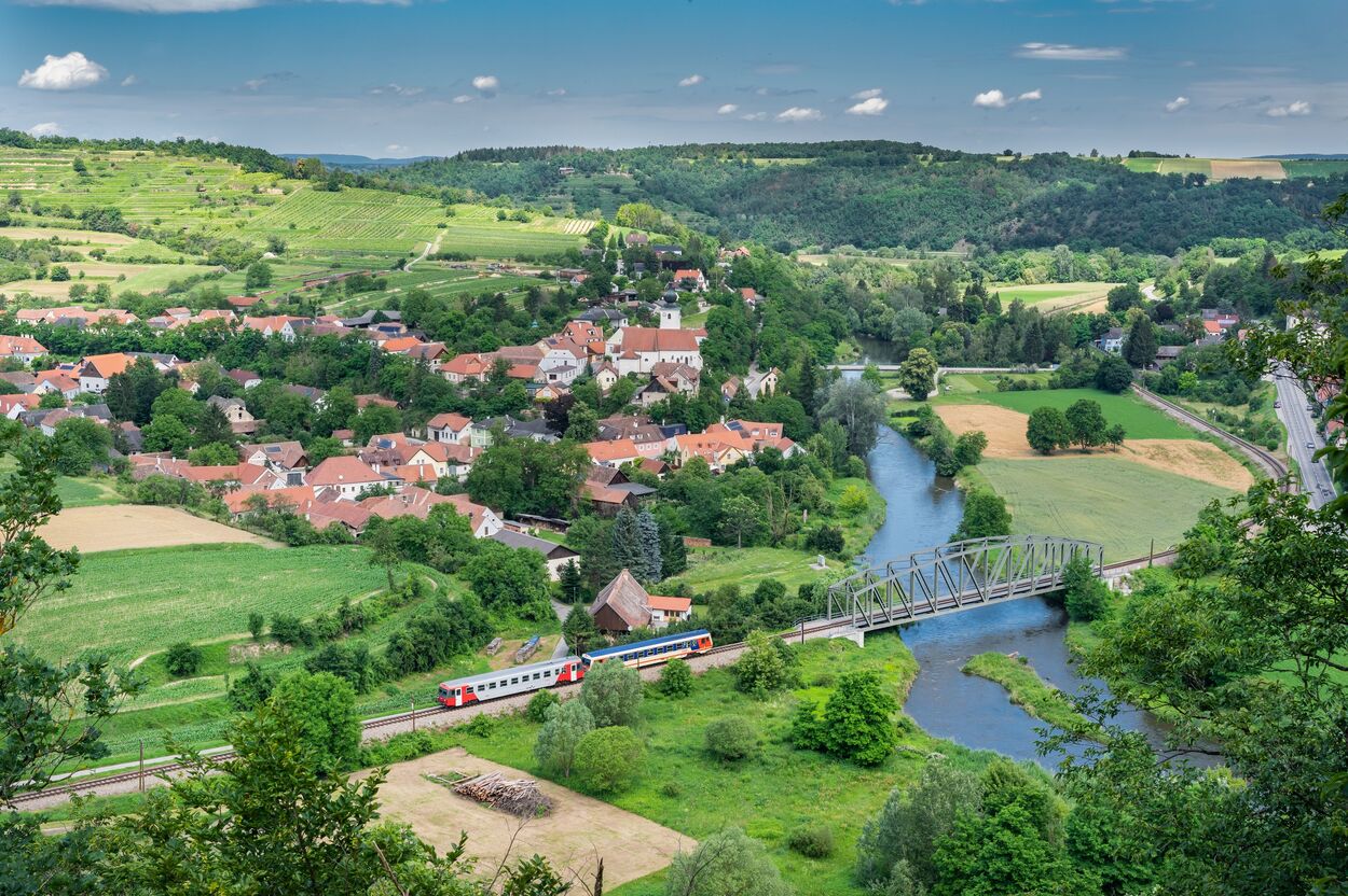 Kamptalbahn mit schöner Landschaft.