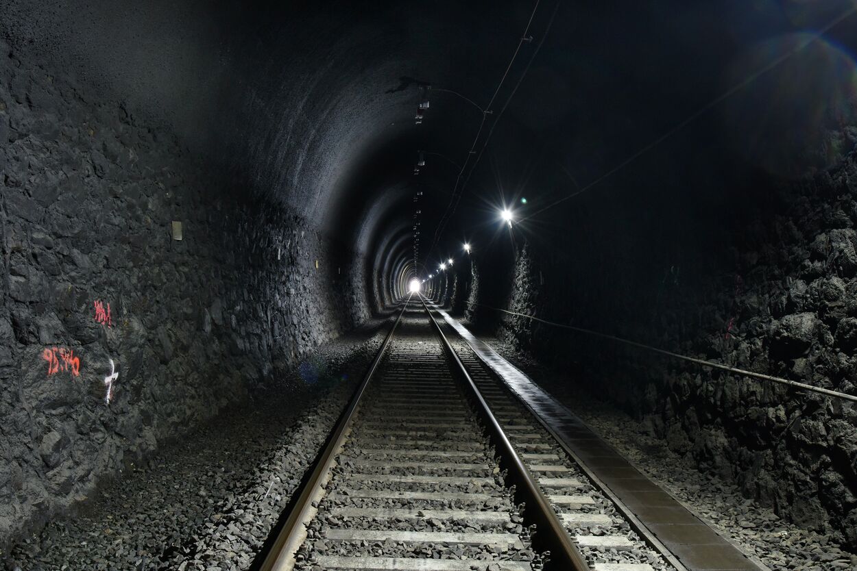 Sanierter Tunnel mit Oberleitung