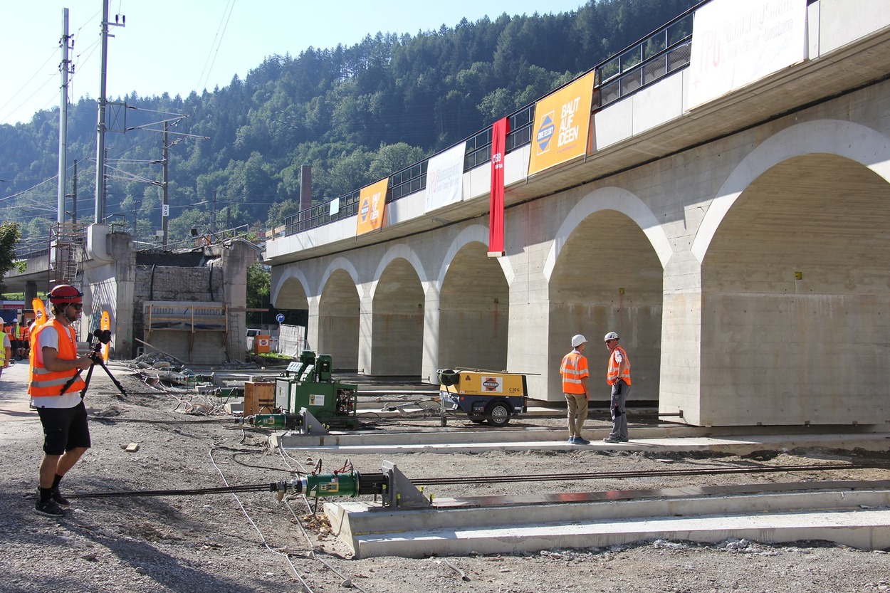 ÖBB-Präzisionsarbeit mit 2.200 Tonnen – neues Tragwerk für das Inntalviadukt gleitet seidenweich in Endposition