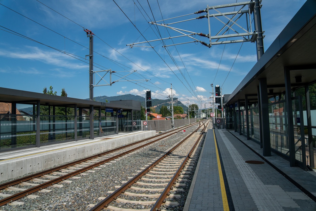 Haltestelle Lauterach Unterfeld am Bahnsteig