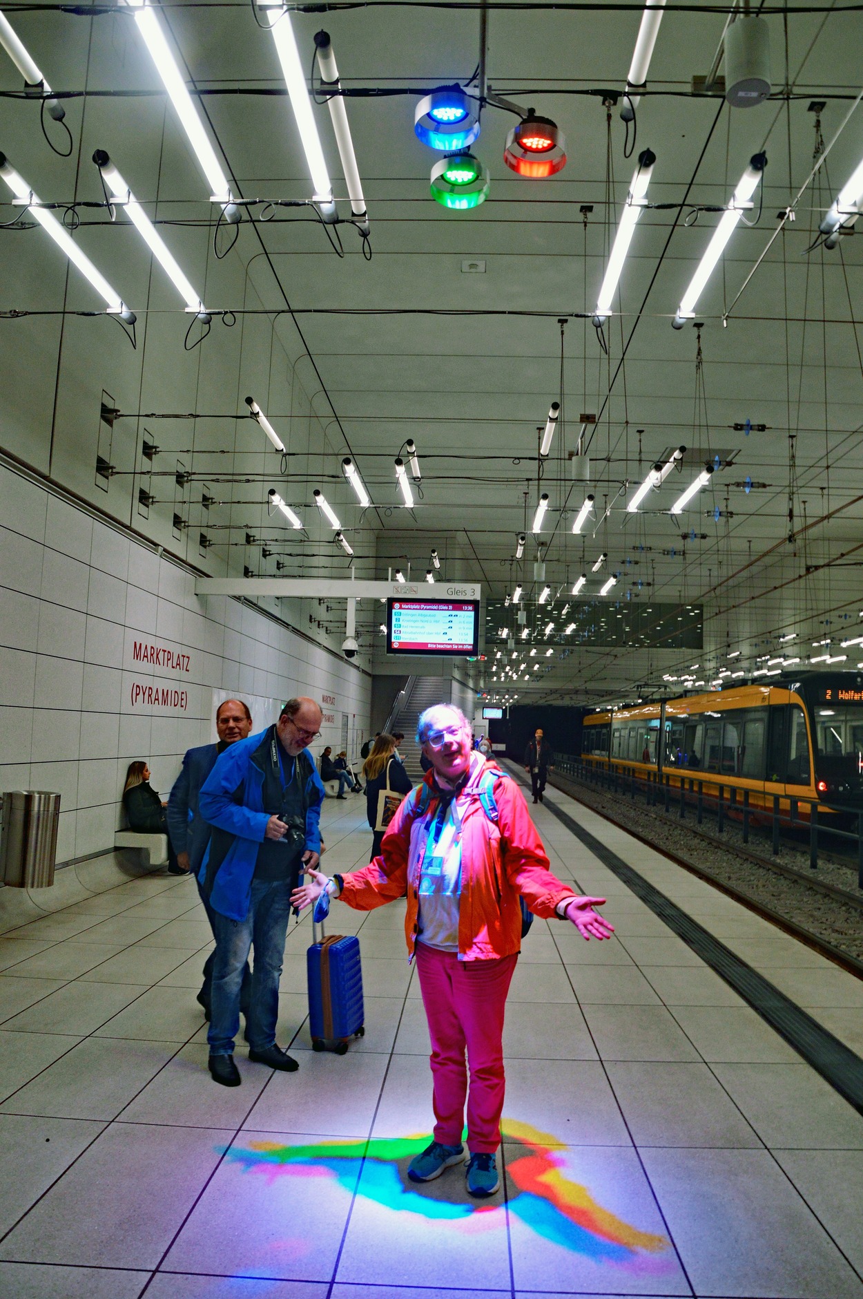 Lichtinstallation Ingo Maurer in den unterirdischen Stadtbahnstationen in Karlsruhe