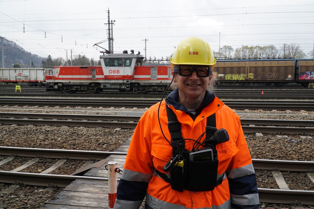 ÖBB Arbeiter mit der VPS 19 Smart Glasses