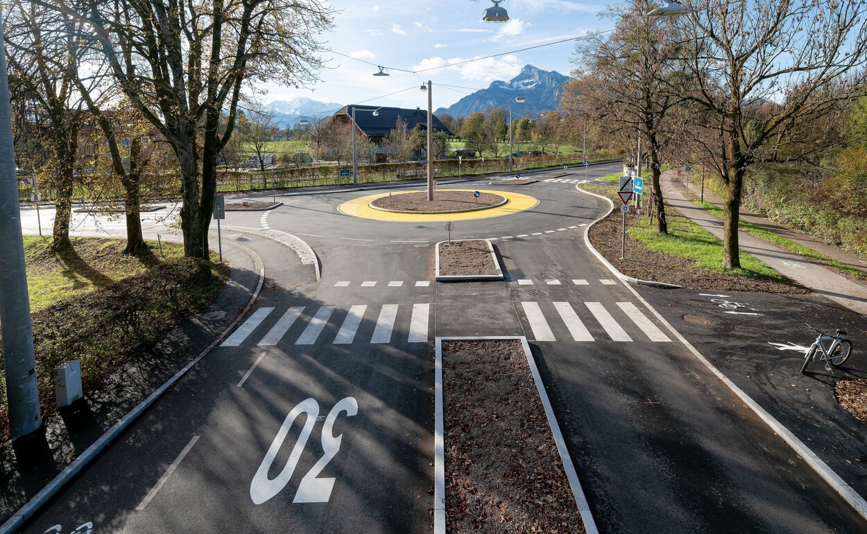 Mehr Sicherheit, mehr Grün: Neuer Kreisverkehr Hofhaymer-Allee nimmt „Betrieb“ auf