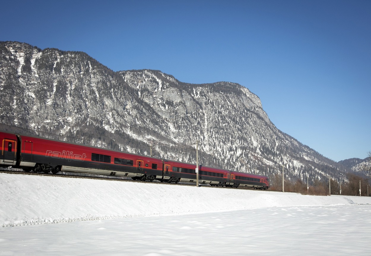 Railjet in Winterlandschaft