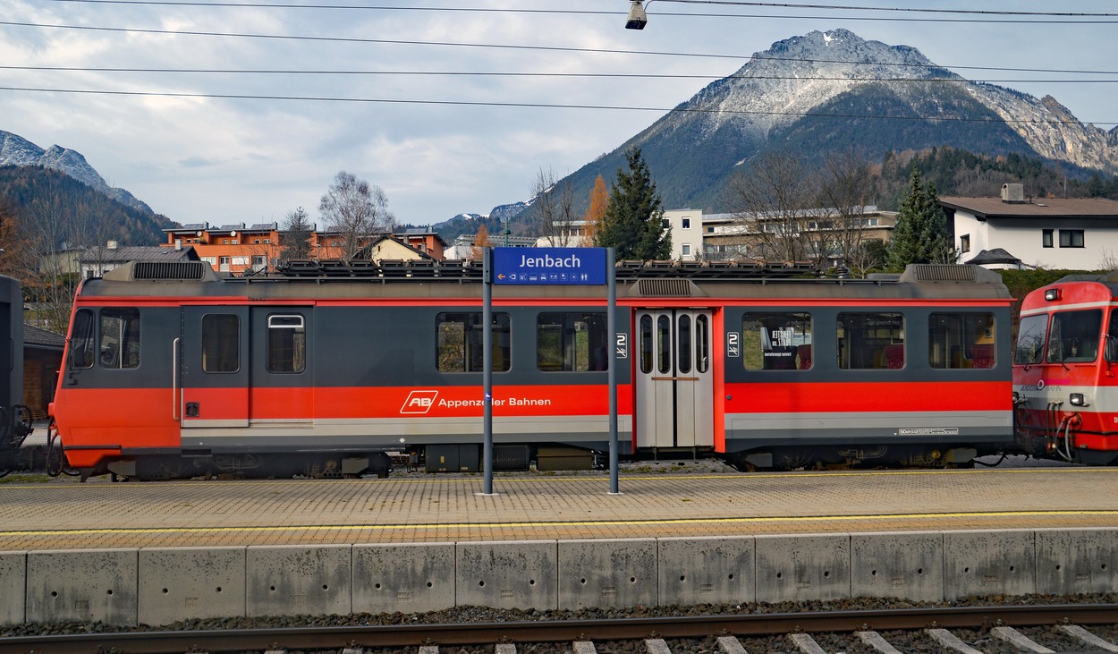 Appenzellerbahn-Elektro-Triebwagen in Jenbach Bahnsteig 1