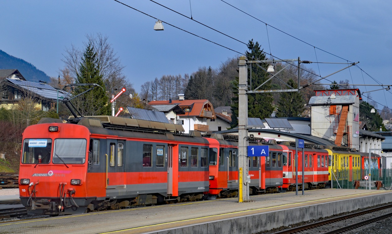 Appenzellerbahn-Elektro-Triebwagen in Jenbach Bahnsteig 1