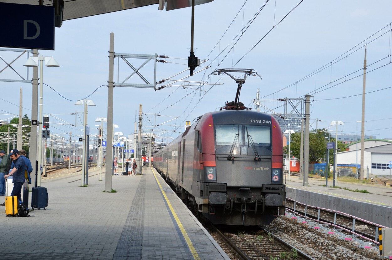 ÖBB und CD Railjet in Wien Meidling