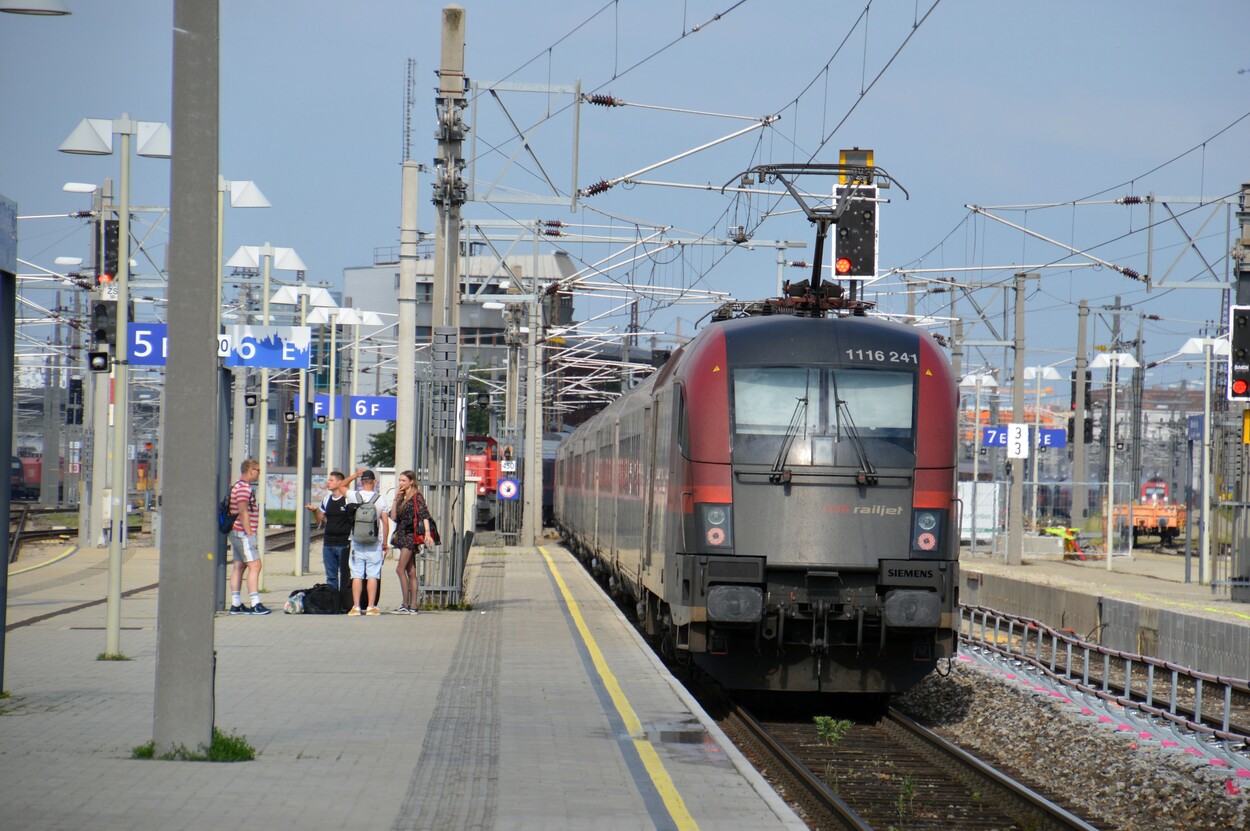 ÖBB und CD Railjet in Wien Meidling