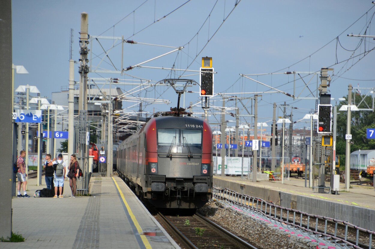 ÖBB und CD Railjet in Wien Meidling