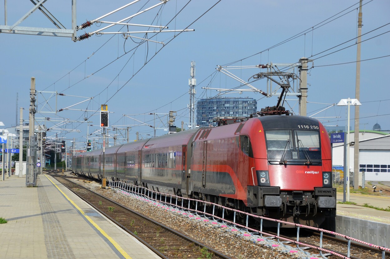 ÖBB und CD Railjet in Wien Meidling