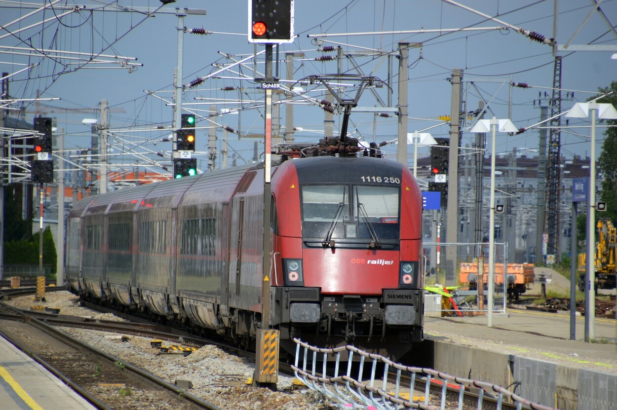 ÖBB und CD Railjet in Wien Meidling