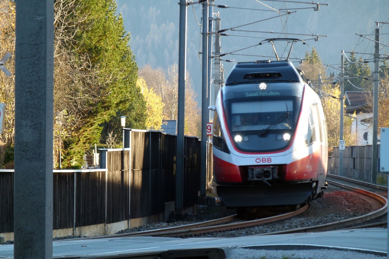 An der Salzburg-Tiroler-Bahn in Zell am See / Tischlerhäusl