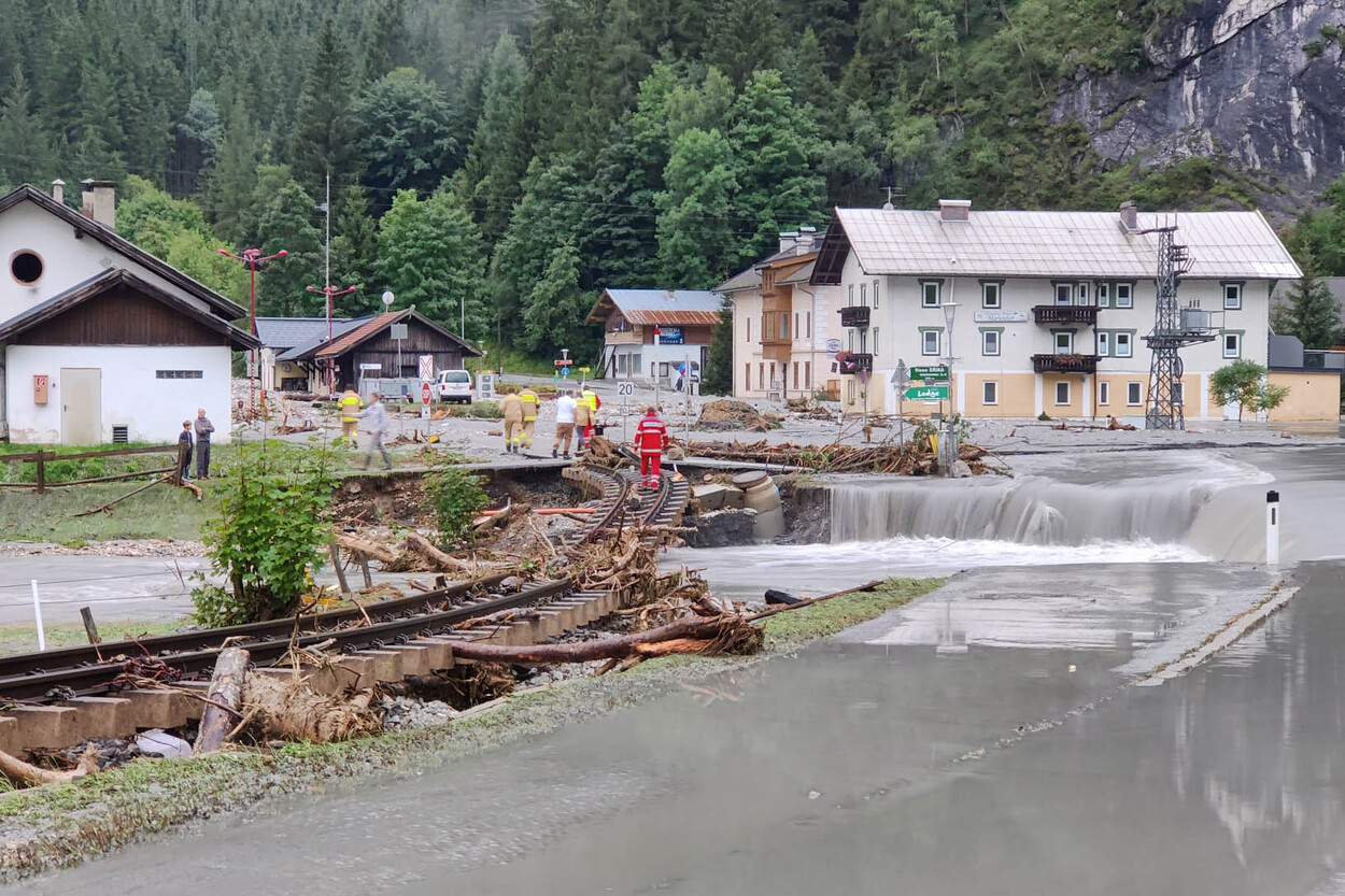 Hochwasser Starkregen verschüttete Pinzgaubahn in Bahnhof Krimml Pinzgauer Lokalbahn