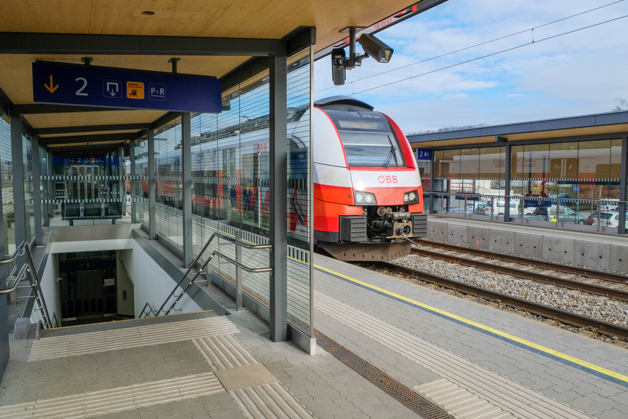 Bahnhof Leobendorf-Burg Kreuzenstein neu und modern