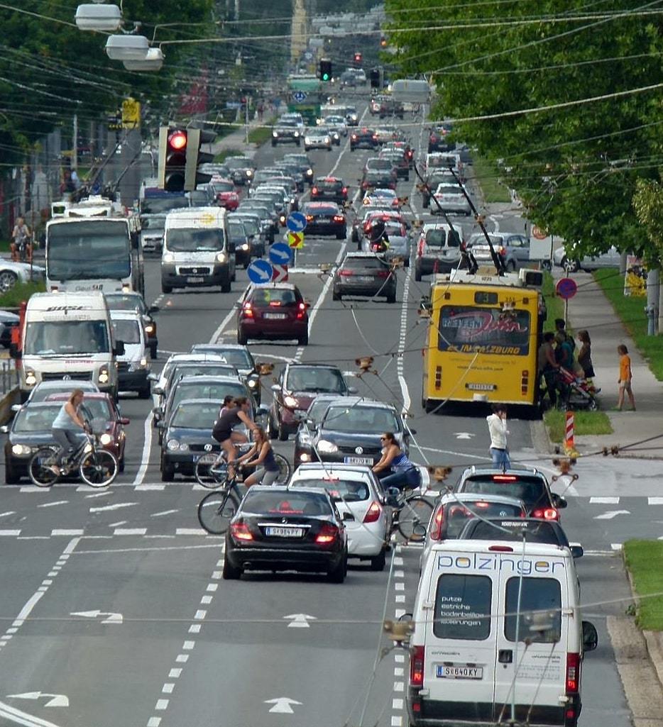 staugefährdete Alpenstraße fünfspurige Hauptverkehrsstraße