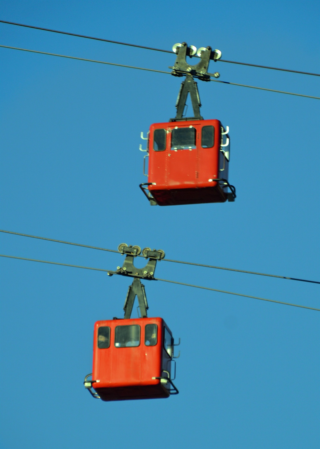 gelbe und rote Aluminium-Gondeln der Zwölferhorn-Seilbahn