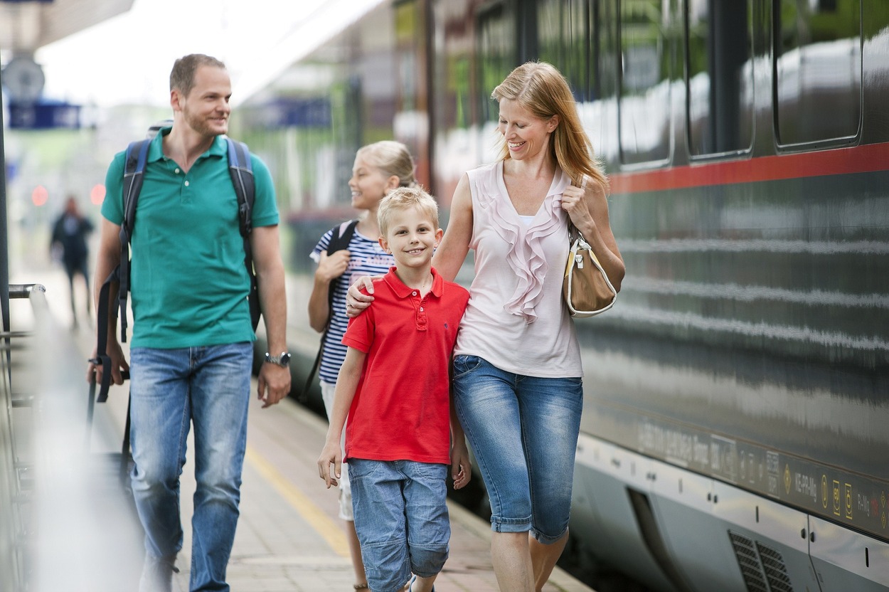 Eine Familie unternimmt einen Ausflug mit den öffentlichen Verkehrsmitteln der Österreichischen Bundesbahnen