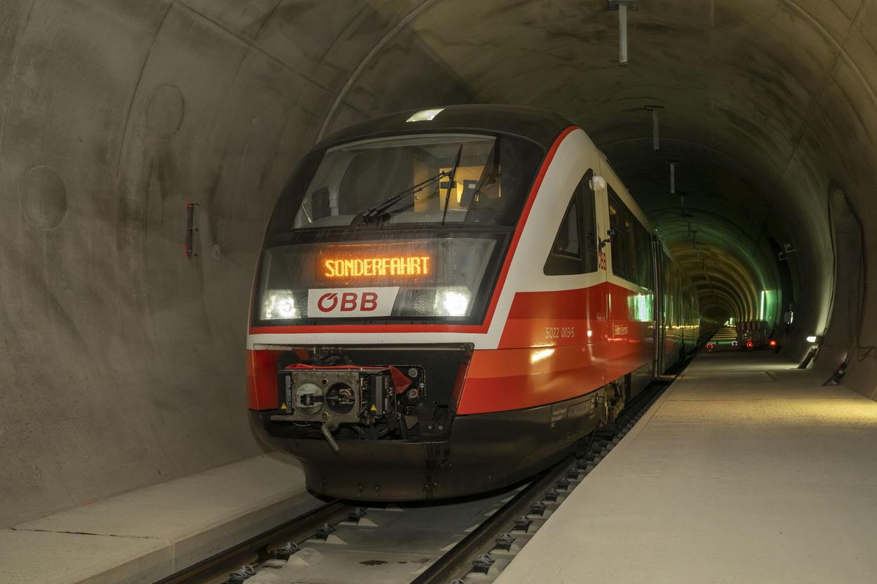 Historischer Meilenstein: Erster Personenzug durchquert den Koralmtunnel