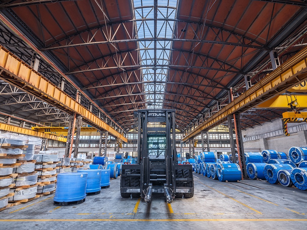 Gabelstapler in Lagerhalle