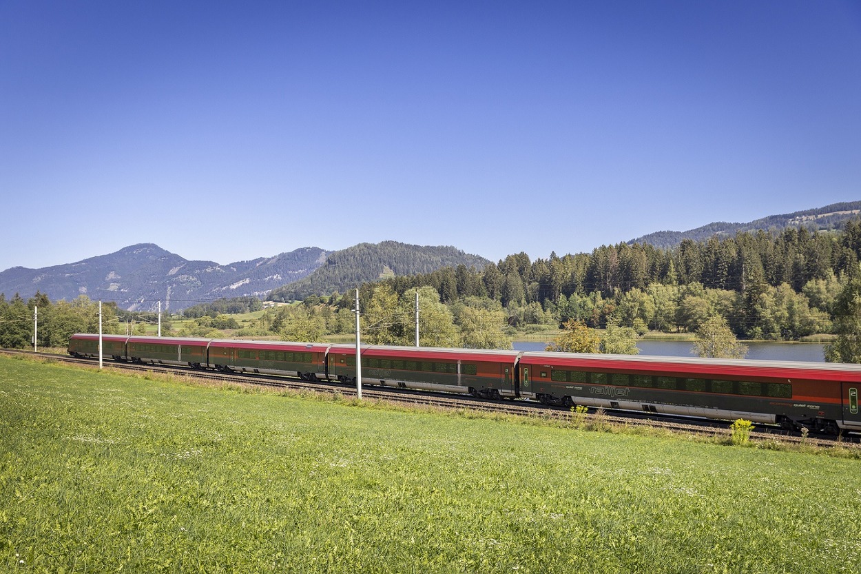 Railjet auf der Südbahn nahe von Graz