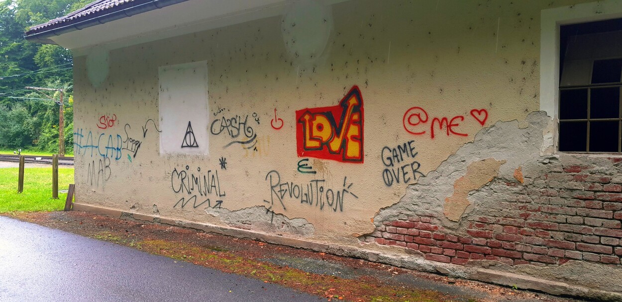 Vandalen in der Südost-Steiermark beschädigen Bahnhof Gnas