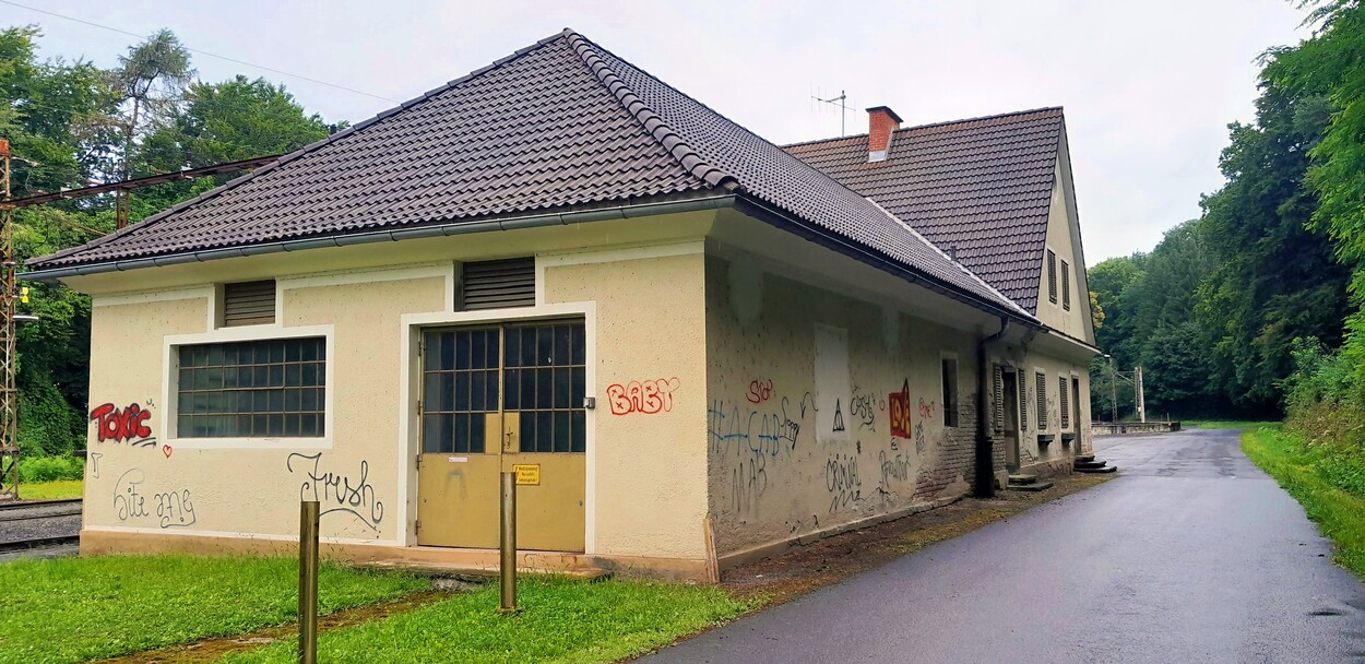Vandalen in der Südost-Steiermark beschädigen Bahnhof Gnas