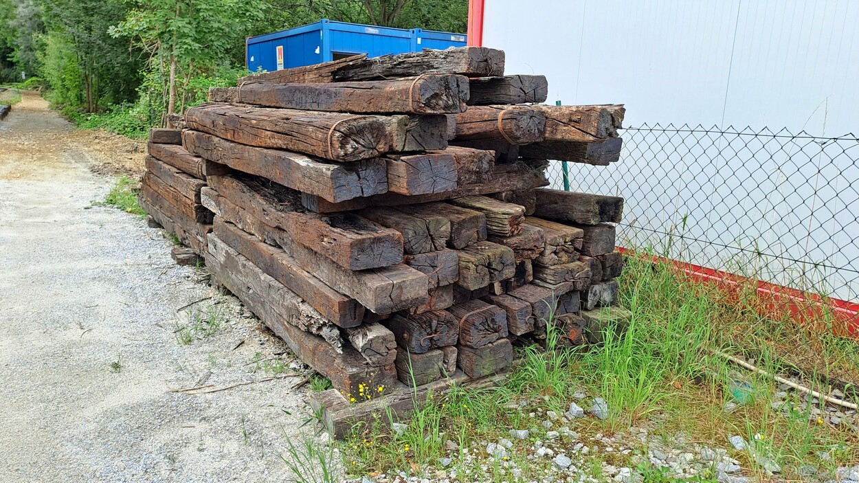 Holzschwellen aufgestapelt