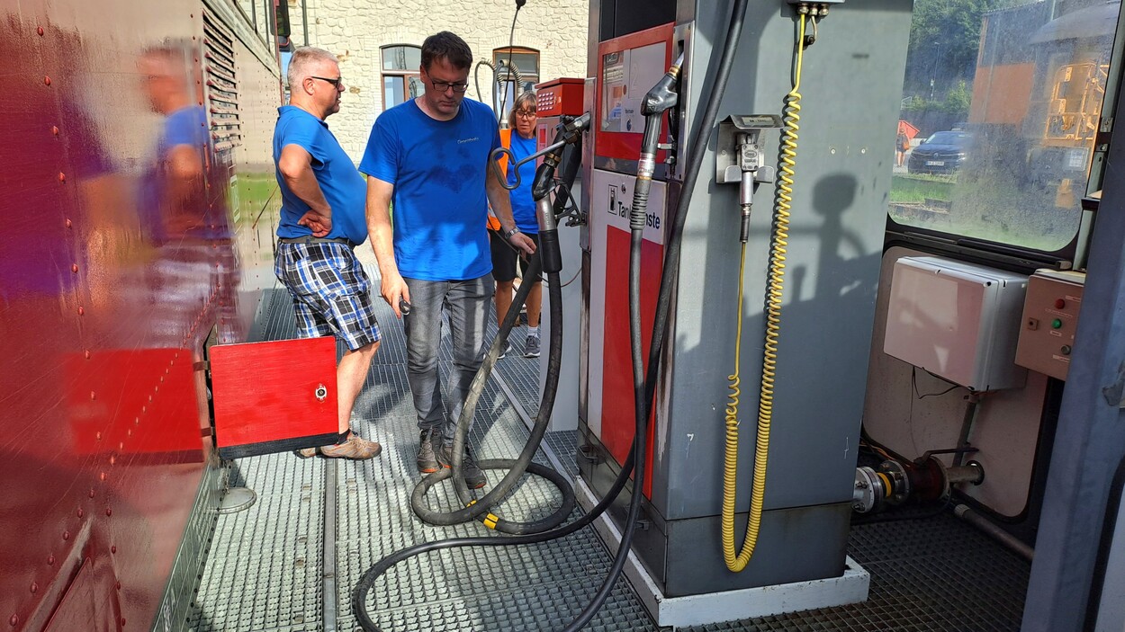 VT 98 Triebwagen wird betankt