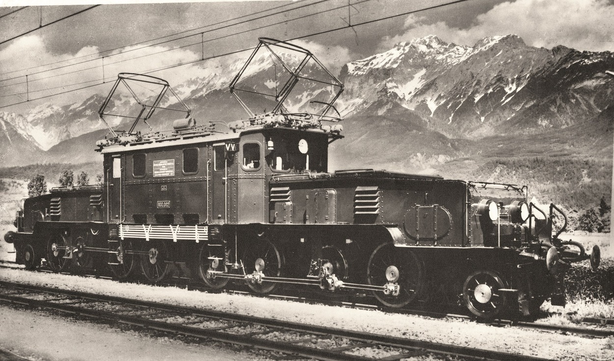 Elektrolokomotive der Baureihe 1100, genannt „Krokodil“, gebaut ab 1923, vor Tiroler Bergkulisse