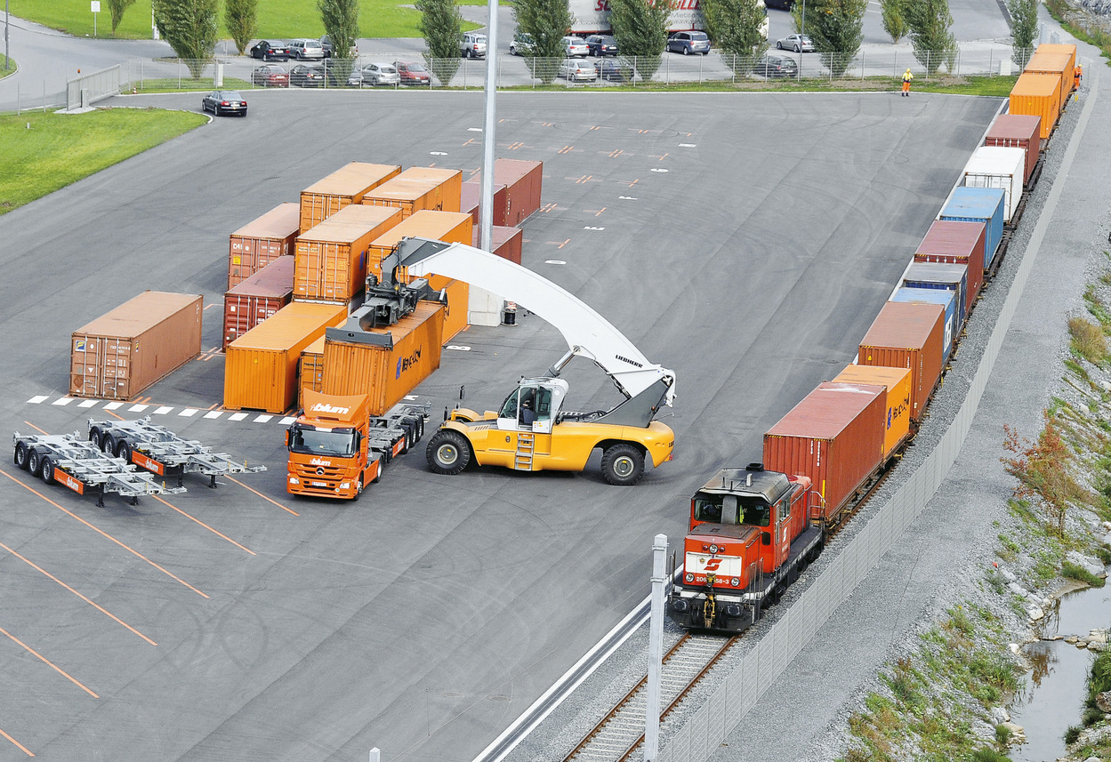 Güterwagen Beladung mit Container