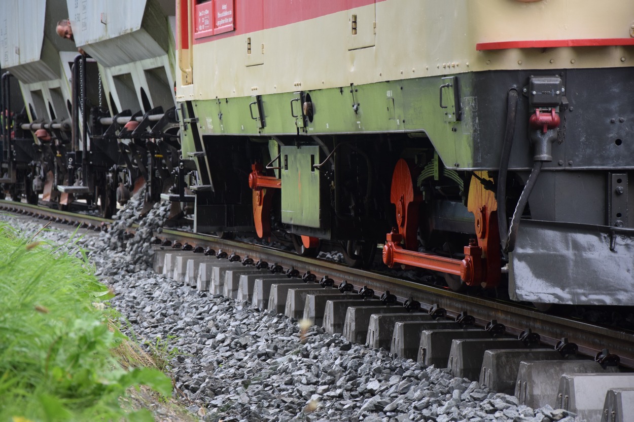 Arbeiten für die Schotterung des Gleisbetts der Pinzgauer Lokalbahn