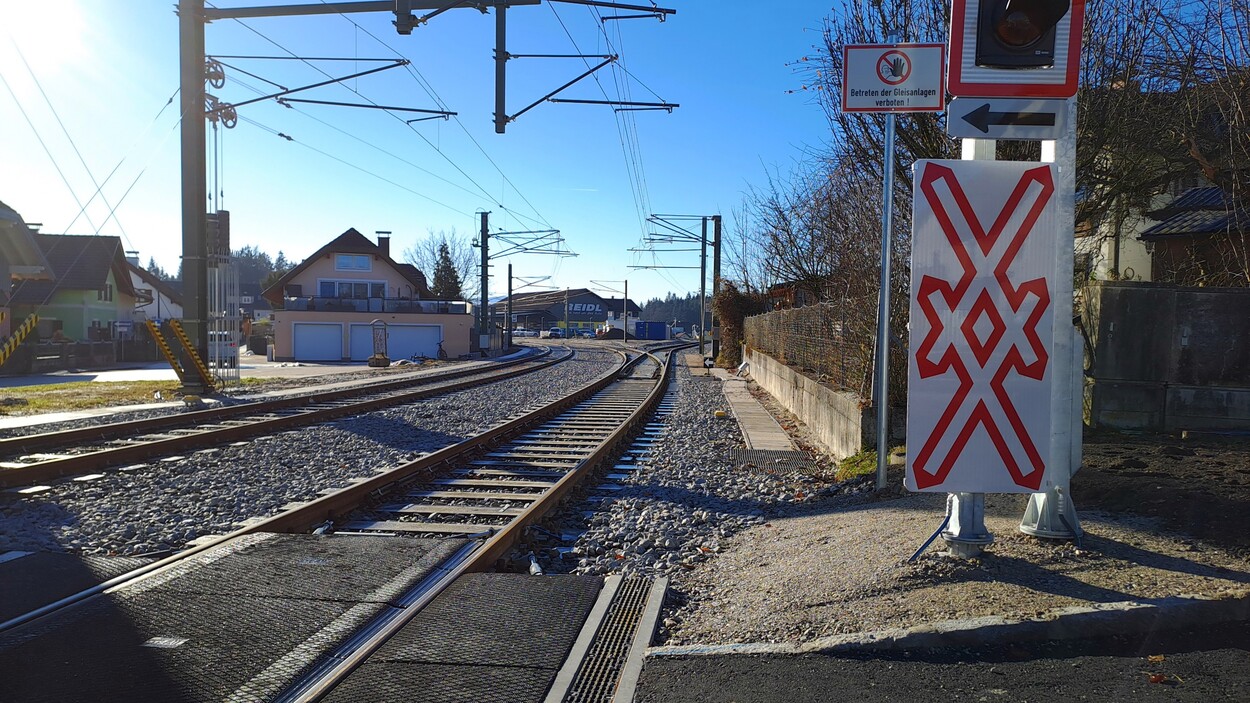 Bahnübergang am Bahnhof Bürmoos