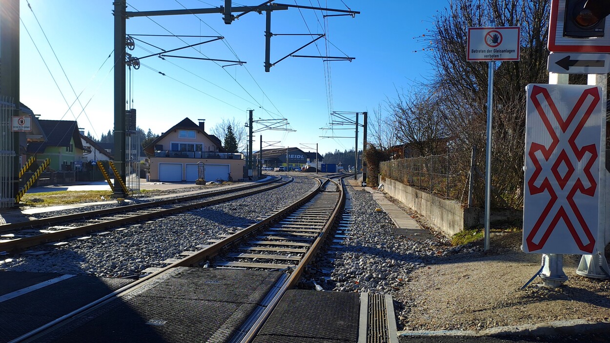 Bahnübergang am Bahnhof Bürmoos