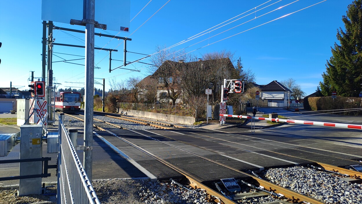 Bahnübergang am Bahnhof Bürmoos