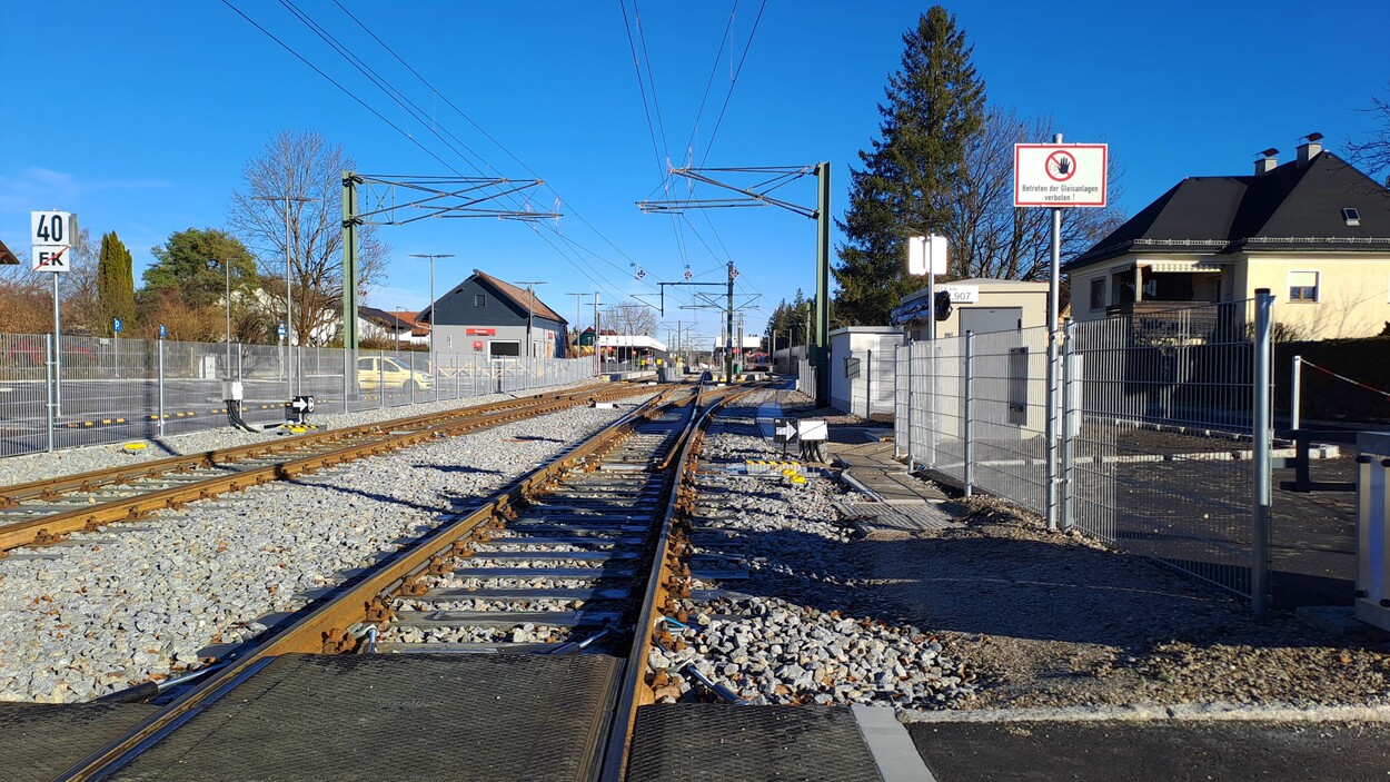 Bahnübergang am Bahnhof Bürmoos
