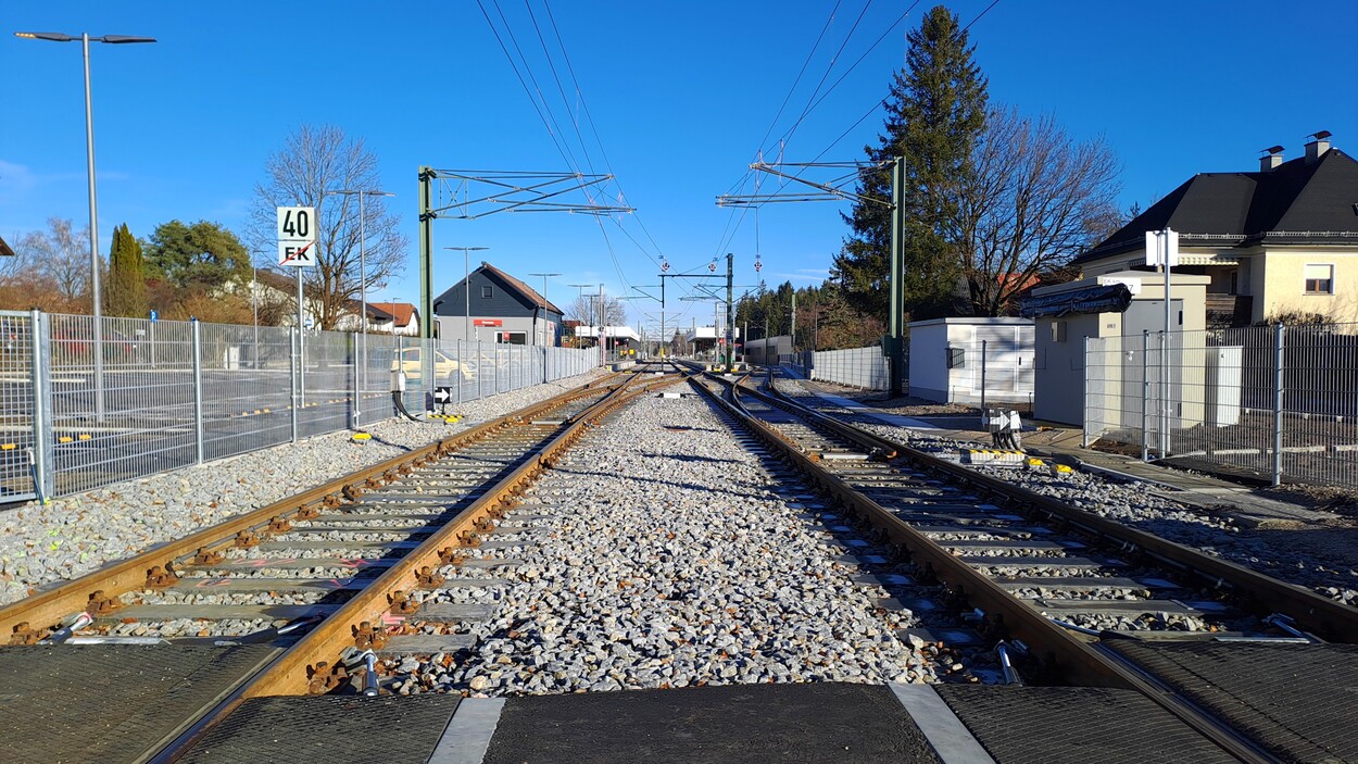 Bahnübergang am Bahnhof Bürmoos