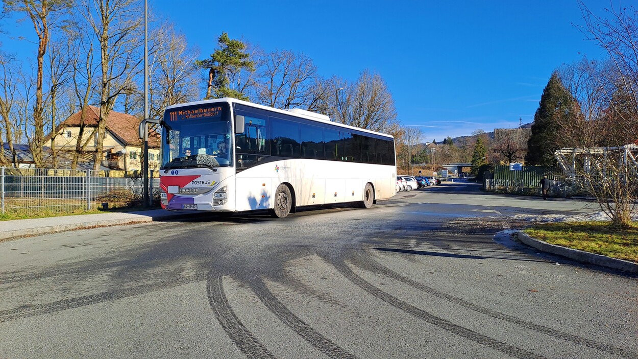 Postbus Linie 111 am Bahnhof Weitwörth-Nußdorf