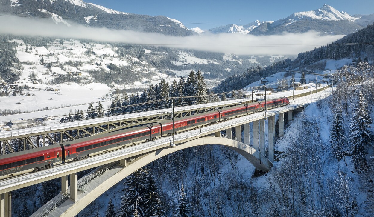 ÖBB Railjet auf einer Brücke im Winter