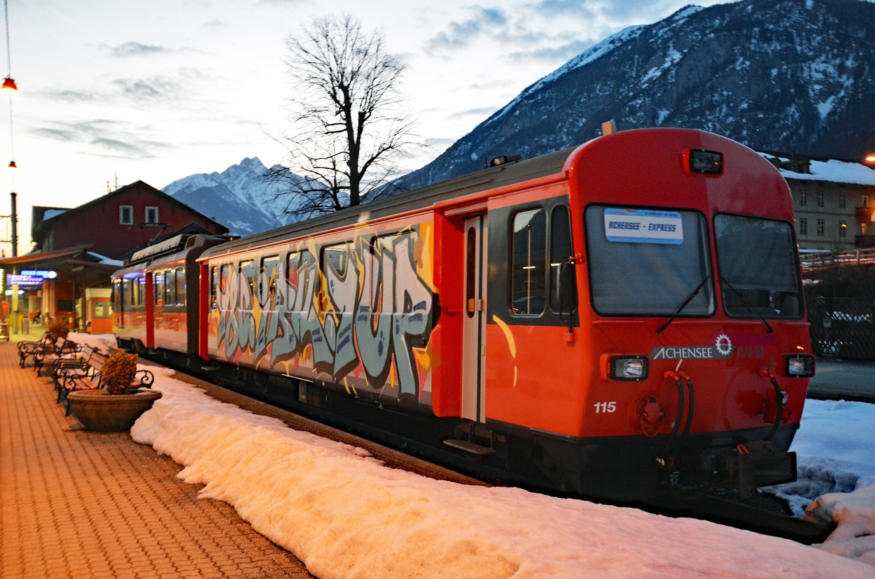 Achenseebahn Bahnsteig 1 Jenbach Appenzellerbahn-Zug 15 mit Graffiti