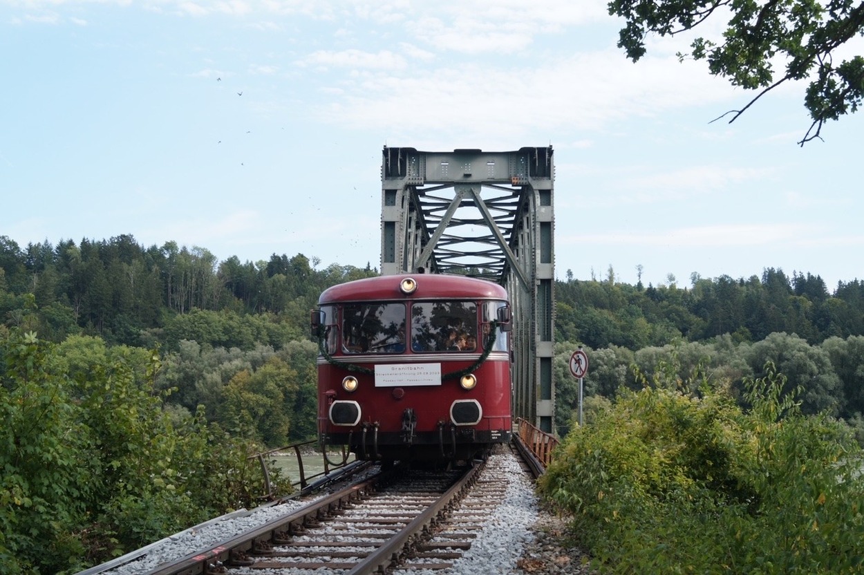 Granitbahn fährt über die Kräutlsteinbrücke