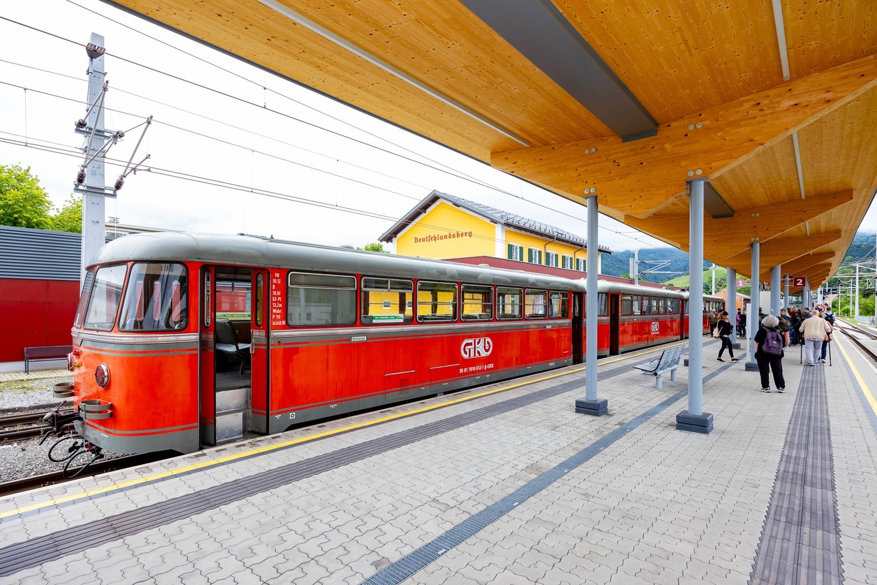 Triebwagen der GKB am Bahnhof Deutschlandsberg