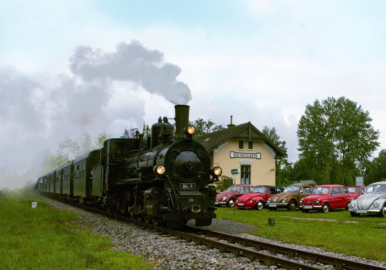 Die Dampflok Mh.4 mit Oldtimer-Legenden vor dem Bahnhof Neu Nagelberg