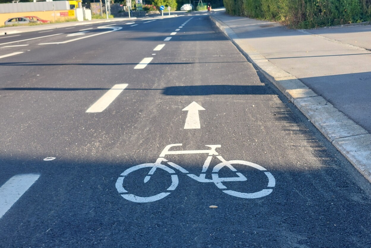 Mehrzweckstreifen mit Fahrrad-Piktogramm