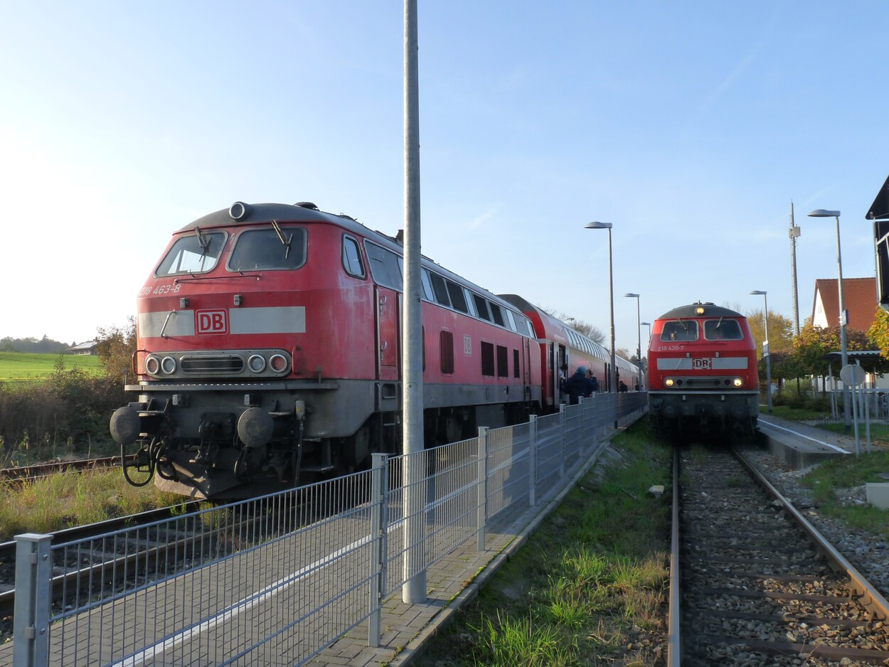 Kreuzung zweier Regionalbahnen im Bahnhof Laufen am Wochenende des 26./27.10.2024