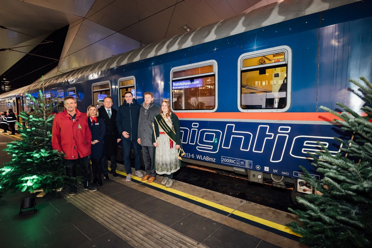 ÖBB Nightjet bringt Christbaum für das EU-Parlament klimafreundlich nach Brüssel