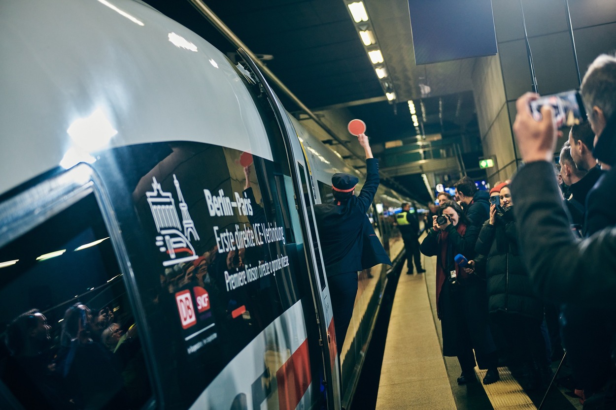 Verabschiedung des ersten direkten ICE von Berlin nach Paris im Hbf Berlin