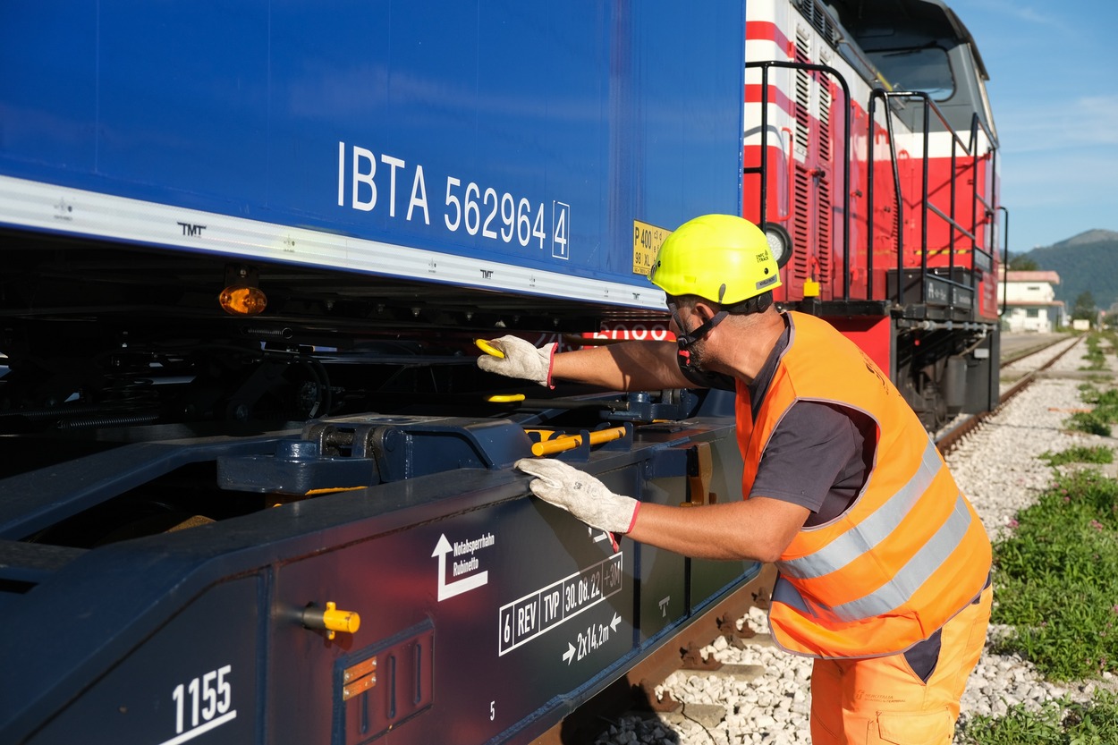 PJM und Polo Logistica FS: Rund 600 Intermodal-Waggons werden 2025-2027 mit digitalen Zugfunktionen aufgerüstet