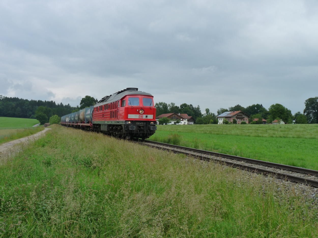 „Ludmilla“ (232 472) vor dem nachmittäglichen Müllzug von Mühldorf nach Freilassing