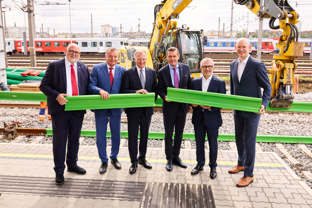 ÖBB und voestalpine verlegen weltweit erste wasserstoffbasierte Schiene in Linz